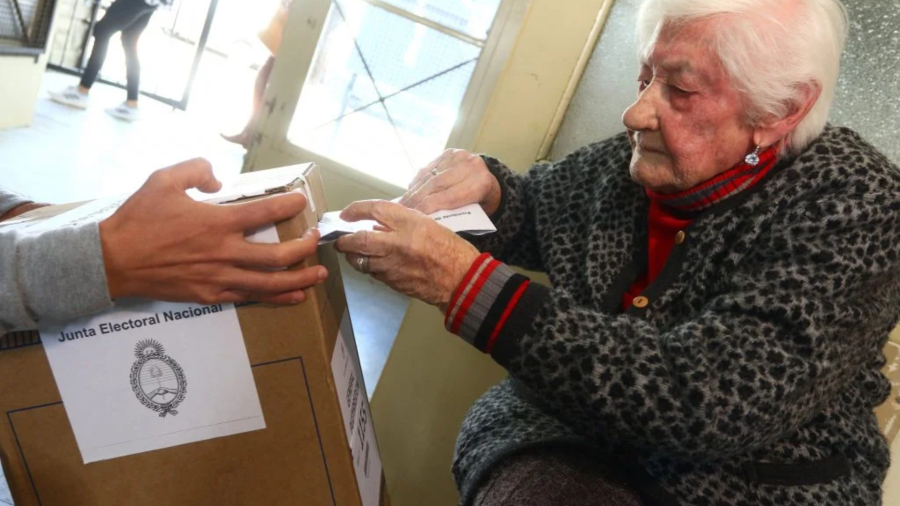 Una señora de 101 años fue a votar y conmovió a todos: ”Voto para arreglar al mundo y que estén todos bien”