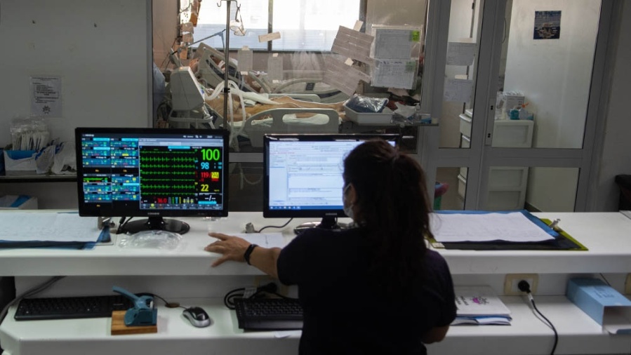 Por primera vez en dos meses, las camas de terapia intensiva ocupadas por COVID-19 están por debajo del pico de 2020