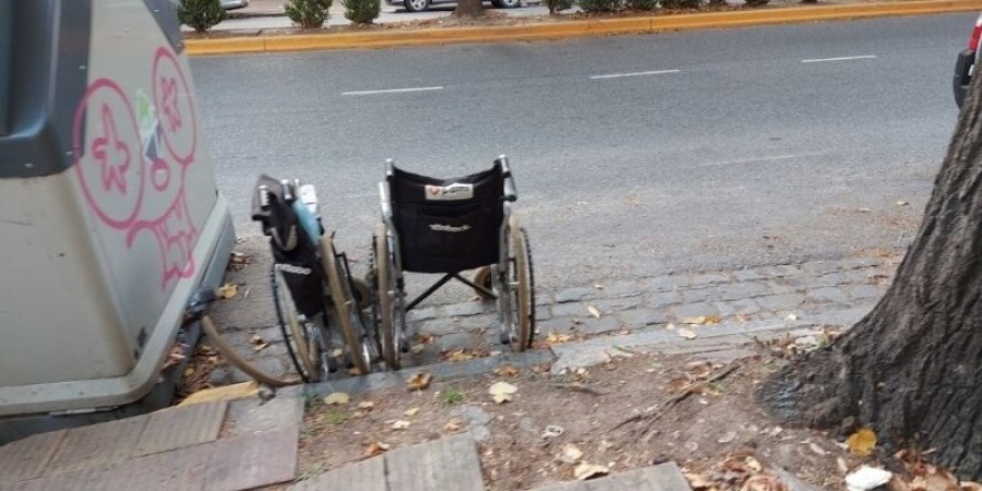 Abandonaron dos sillas de ruedas en buen estado en pleno centro de La Plata