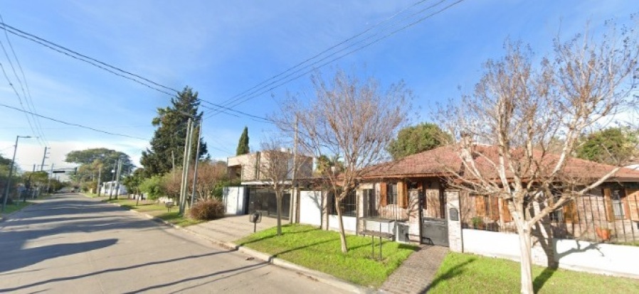 Delincuentes ingresaron a robar a una casa en La Plata, rompieron todo y se dieron a la fuga