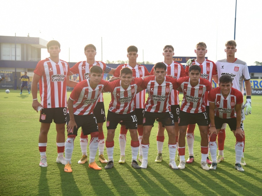 Debutó con Domínguez, juega en la reserva y recibió una gran noticia