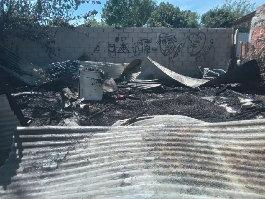 Una vivienda se incendió y quedó destruida en Gorina