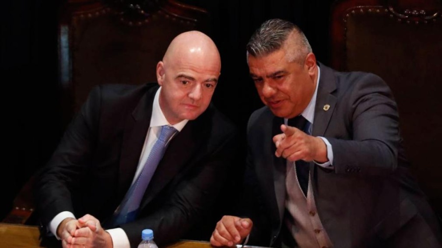 En busca de aprobar el Mundial cada 2 años, Infantino se reúne con Chiqui Tapia en Ezeiza