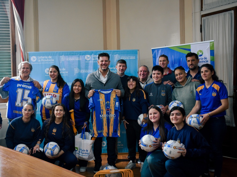 Lotería de la Provincia y Telekino donaron pelotas y equipamiento deportivo al Club Everton