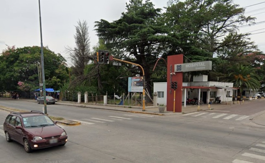 Un motociclista se salvó de milagro tras ser embestido por un auto que se dio a la fuga en Melchor Romero