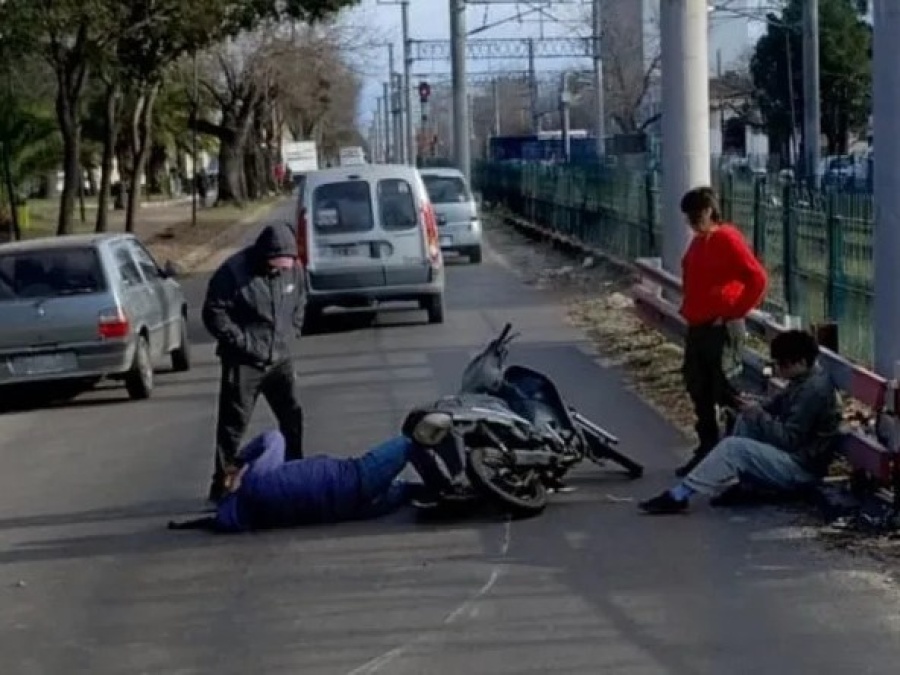Un grave accidente en La Plata dejó a un hombre herido tras chocar con un auto