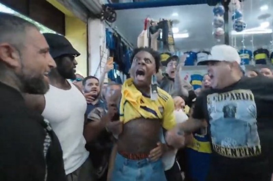 Un famoso streamer llegó a Argentina, lo agarró La 12 y ya lo hicieron hincha de Boca: ”Ponete esto”