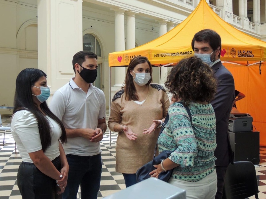 Con gran éxito y cupos completos, se montó en La Plata un consulado itinerante para trámites de residentes uruguayos