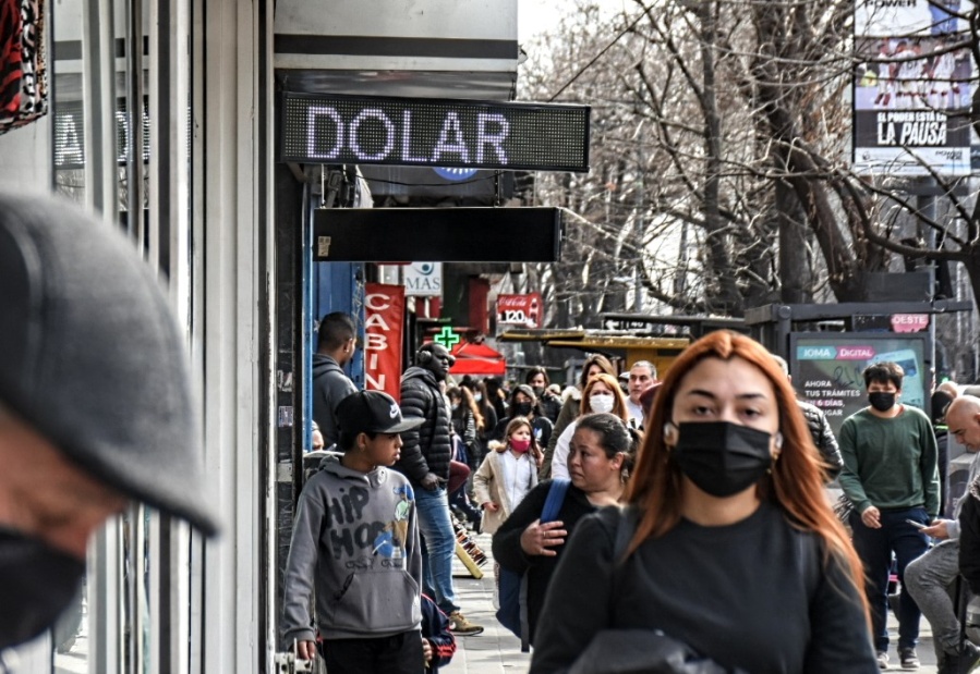 El dólar blue sigue creciendo y hoy llegó a un nuevo récord: A cuánto cotiza
