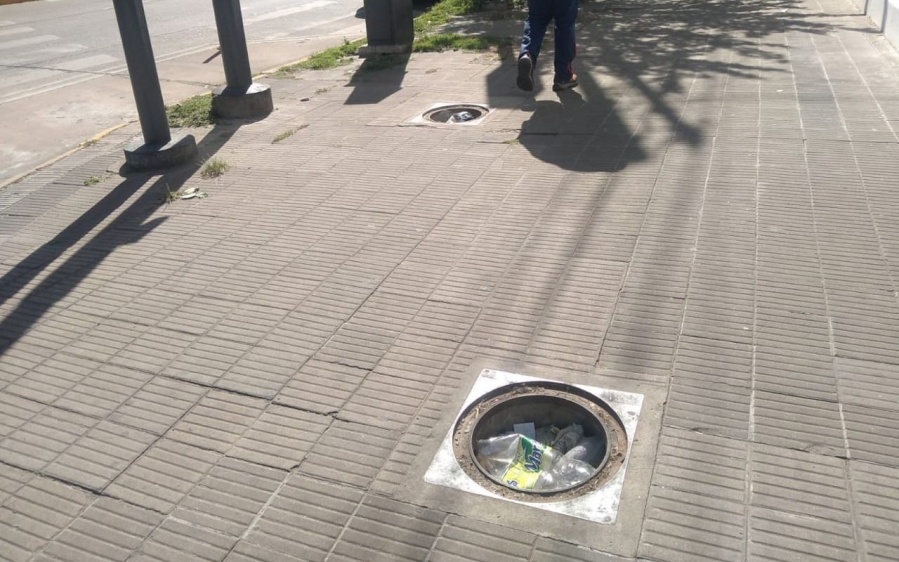 Vecinos reclaman por las tapas de desagües en diagonal 79 y 3