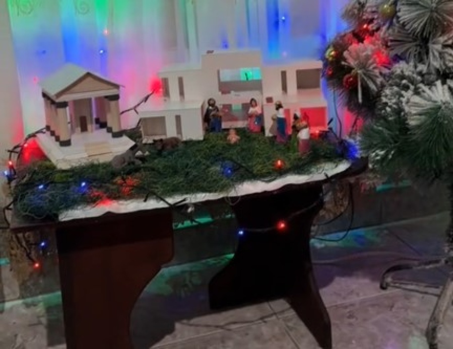 Una estudiante de arquitectura descuidó sus maquetas y su mamá armó un pesebre de alta gama: ”Nació en cuna de oro”