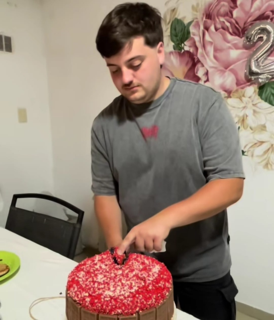 Disfruto cantar el feliz cumpleaños pero no sabia lo que le esperaba