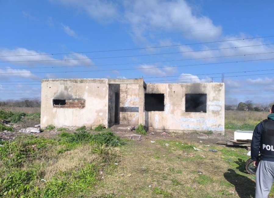 Allanan un “bunker” abandonado en La Plata y detienen a un joven acusado de vender drogas