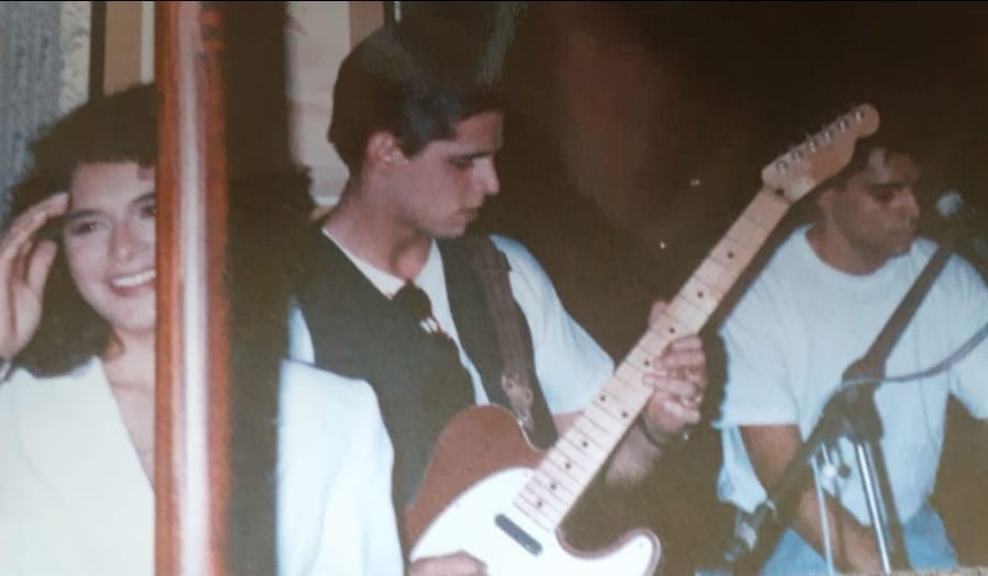 Buscaba pegar afiches de su banda en negocios platenses y se enamoró a primera vista: “Aún mantengo contacto con ella”