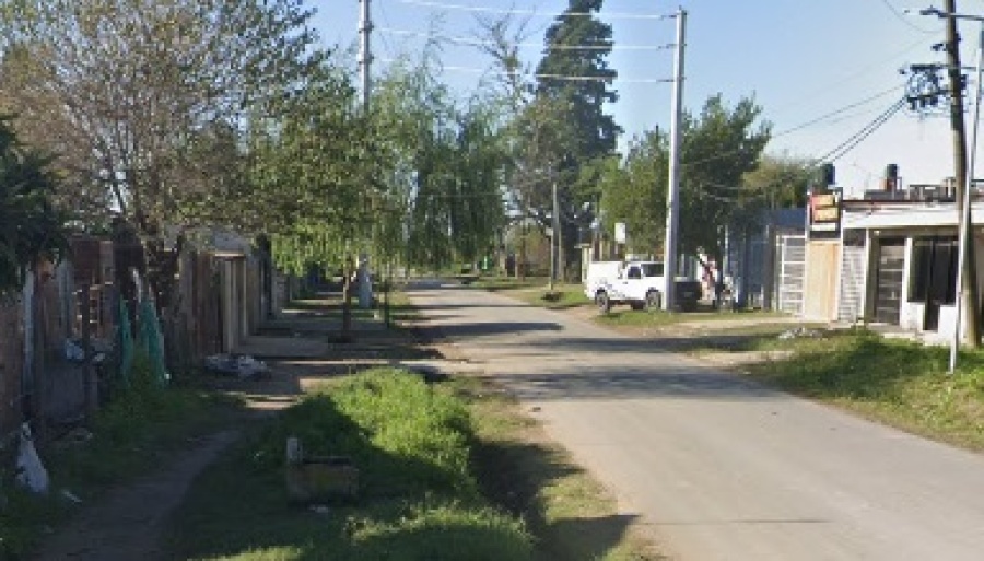 Llevaba a una amiga a su casa en Barrio Aeropuerto, lo interceptaron, lo balearon y le robaron su moto