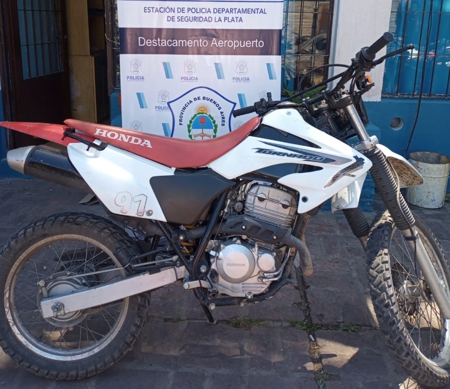 Tenía arresto domiciliario y andaba en una moto robada: fue detenido luego de escapar de un control policial en Villa Elvira