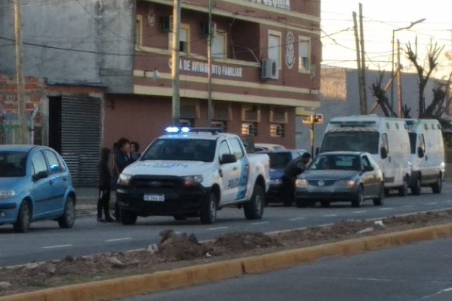 Una mujer sufrió heridas de gravedad al ser chocada por un auto en La Plata