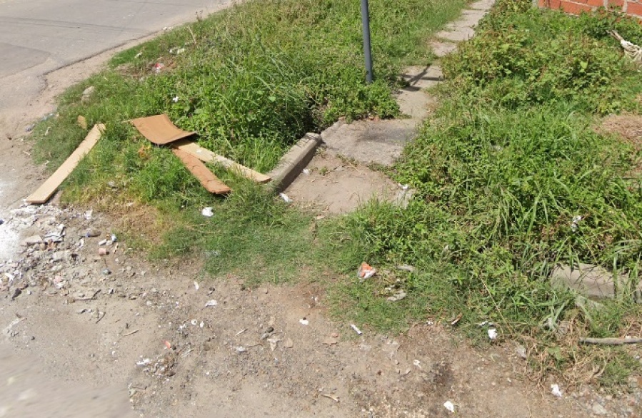 Vecinos de Altos de San Lorenzo se quejaron por los pastos altos en una esquina que impide el paso del agua