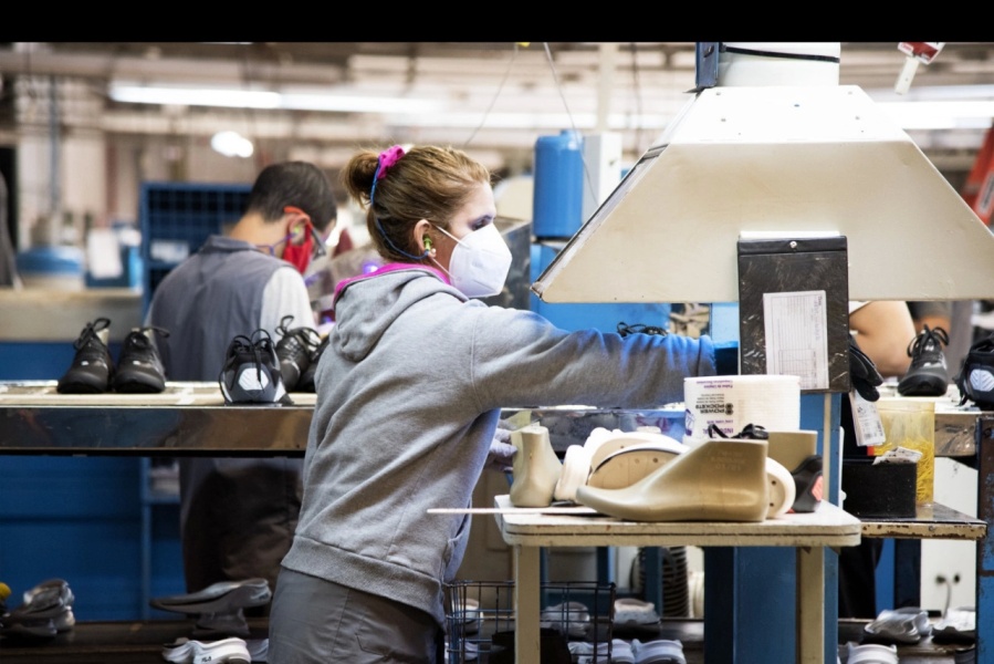 La industria pyme acumuló ocho meses en caída libre