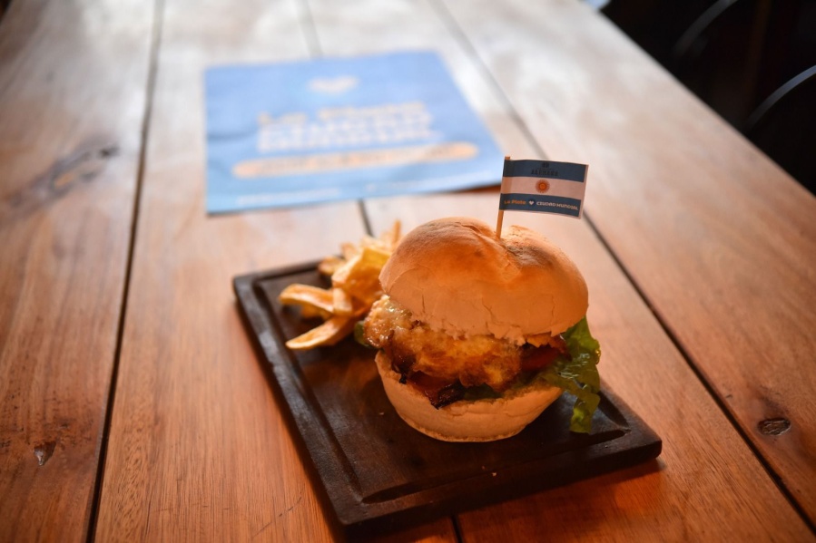 Desde la hamburguesa ”Messirve” hasta el ”Choriestadio”, 90 restaurantes platenses se prendieron al Mundial Sub 20