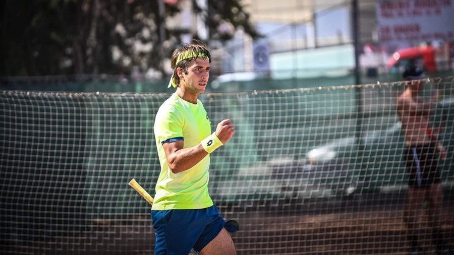 El tenista platense que debutó en el Roland Garros no pudo contra Kecmanovic