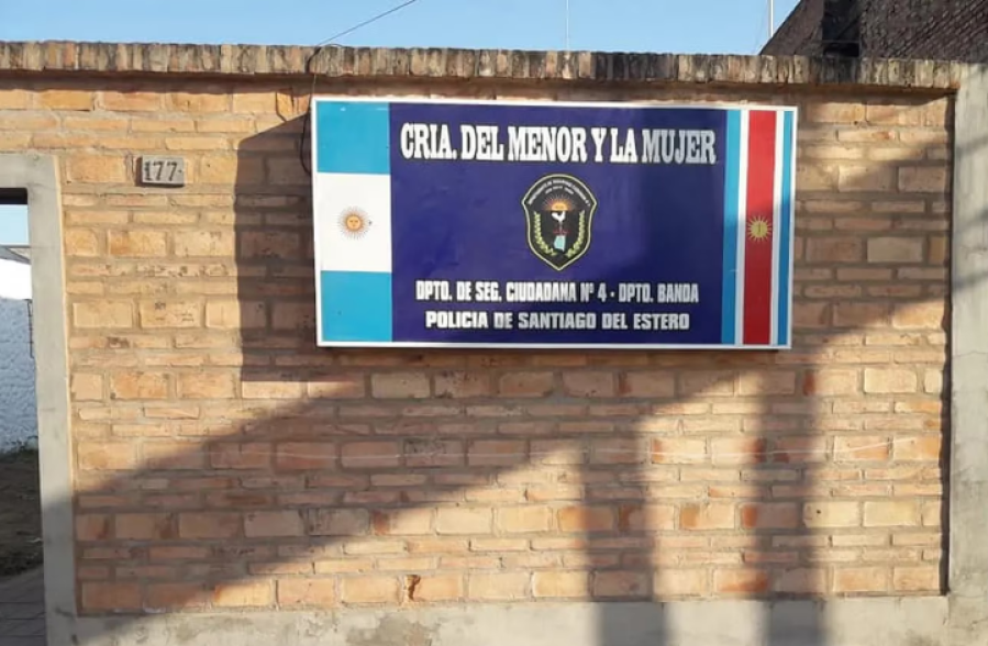 Un policía golpeó y asfixió a su pareja porque ella le pidió plata para comprar pañales