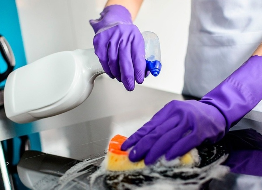 El personal de casas particulares comienza a cobrar el aumento del 24% en cuatro tramos