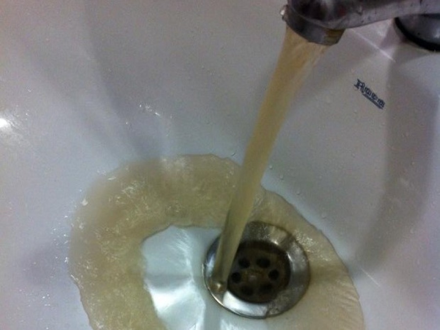 En El Mondongo piden que les brinden bidones: ”El agua sale mugrienta”