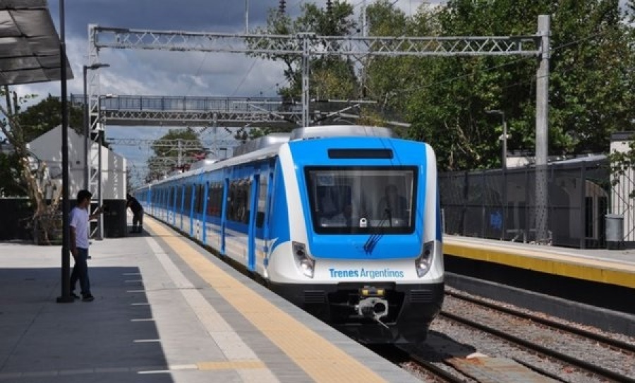 Atacaron a un polícia y arrojaron a un hombre a las vías del tren en Villa Elisa