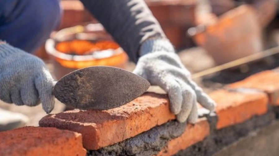 Pidió trabajo con un CV escrito a mano en La Plata y buscan poder ayudarlo