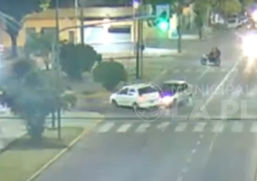 Dobló indebidamente y fue embestido por otro auto en diagonal 73 entre boulevard 82 y calle 33