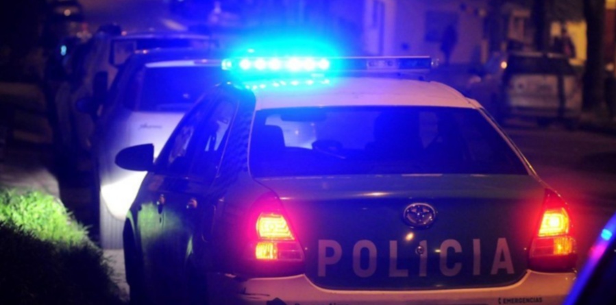 Escaparon de un control en Villa Elisa, casi chocan a los patrulleros y se quisieron esconder en una casa, pero los hecharon