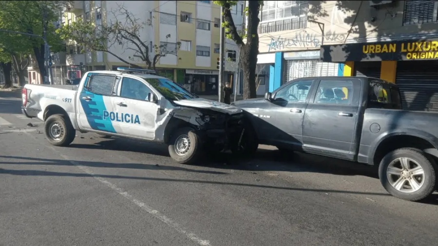 Un patrullero chocó durante una persecución en el centro de La Plata