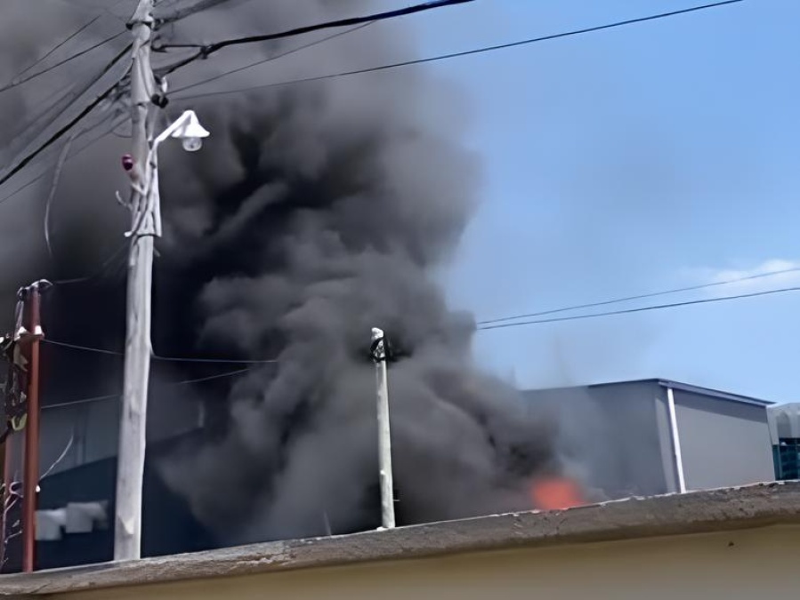 Una fábrica de La Plata se prendió fuego y las llamas avanzaron sobre las instalaciones