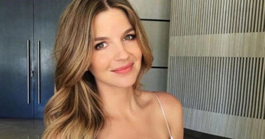 La nueva y lujosa casa de Marcela Kloosterboer cuenta con espaciosas habitaciones, una cálida chimenea y mucha luz natural