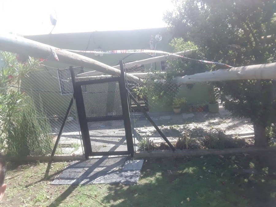 En 155 y 73, piden urgente que retiren un poste de luz caído producto de la tormenta: “Es un verdadero peligro”