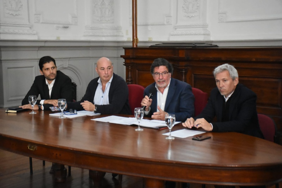 Sileoni celebró trabajar en conjunto con el Consejo Escolar platense para satisfacer las necesidades de las escuelas