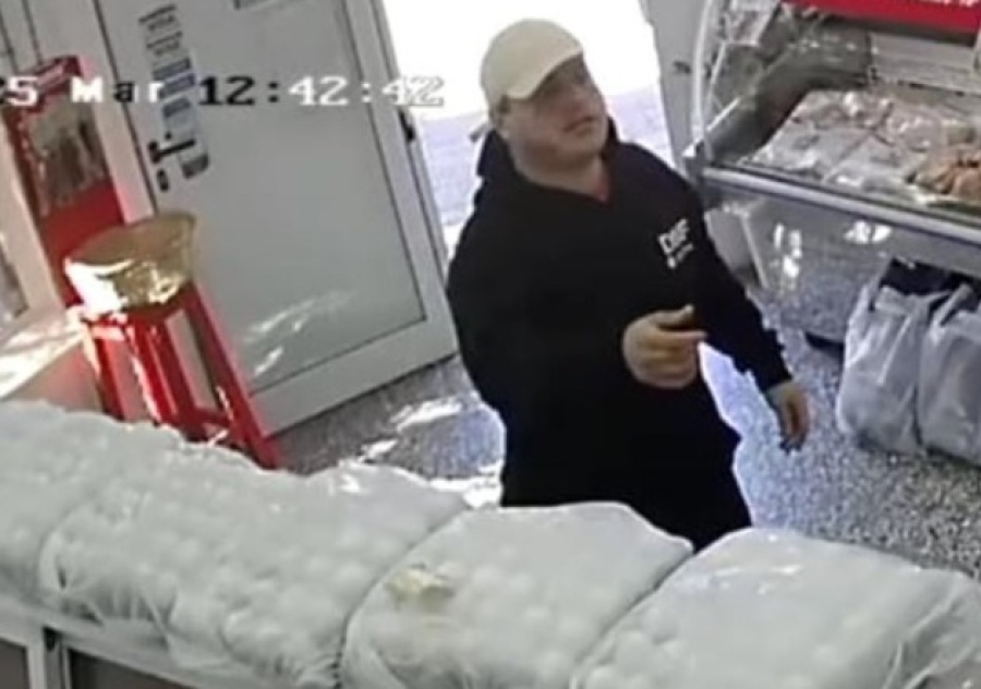 Delincuentes robaron una pollajeria en La Plata en pleno día y fueron captados por las cámaras