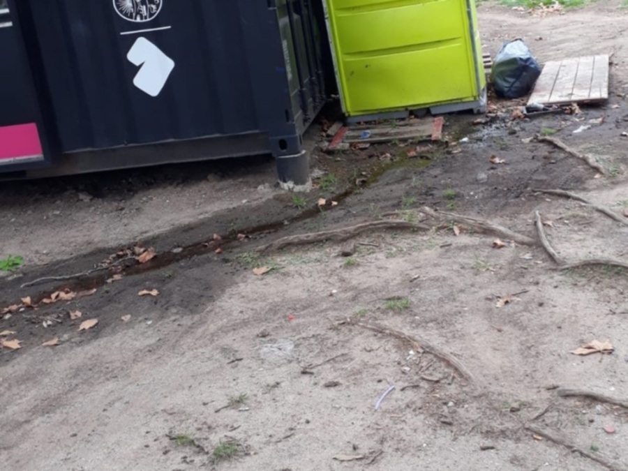 Vecinos reclaman por el agua con olor en Plaza Moreno