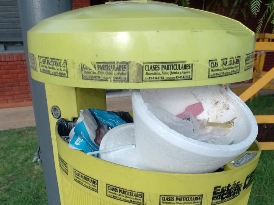 ”Está lleno de basura y hay olor”: vecinos reclaman que se retire la basura acumulada en 40 y 131