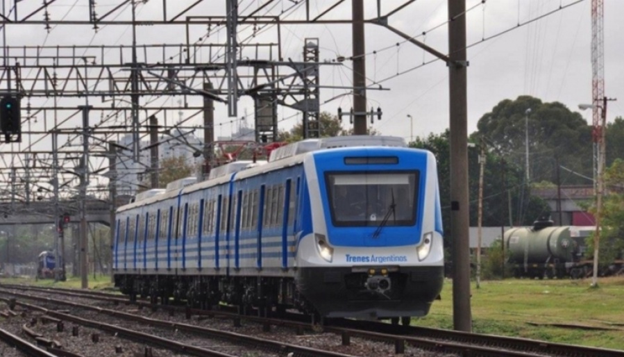 Tiene 74 años, se sentó junto a una pasajera en el tren Roca y la acosó: fue detenido en La Plata