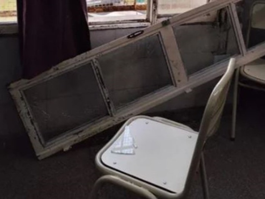 Grave incidente en una escuela de La Plata: Una auxiliar terminó herida por la caída de una ventana