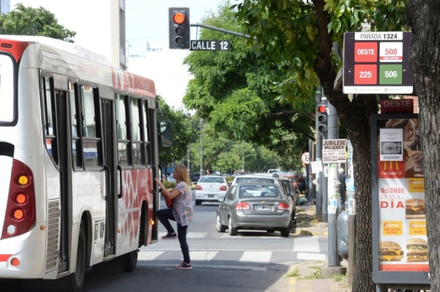 Por una confusión del oficialismo, no salió la ordenanza que obligaba a los colectivos a parar en las esquinas de La Plata