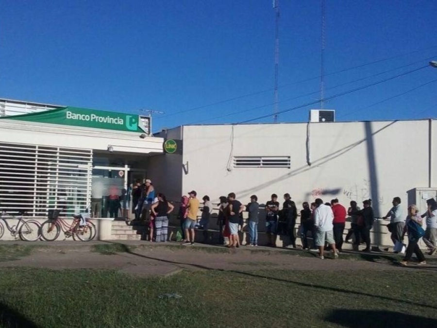 Dos mujeres armadas le robaron la jubilación a un hombre a plena luz del día