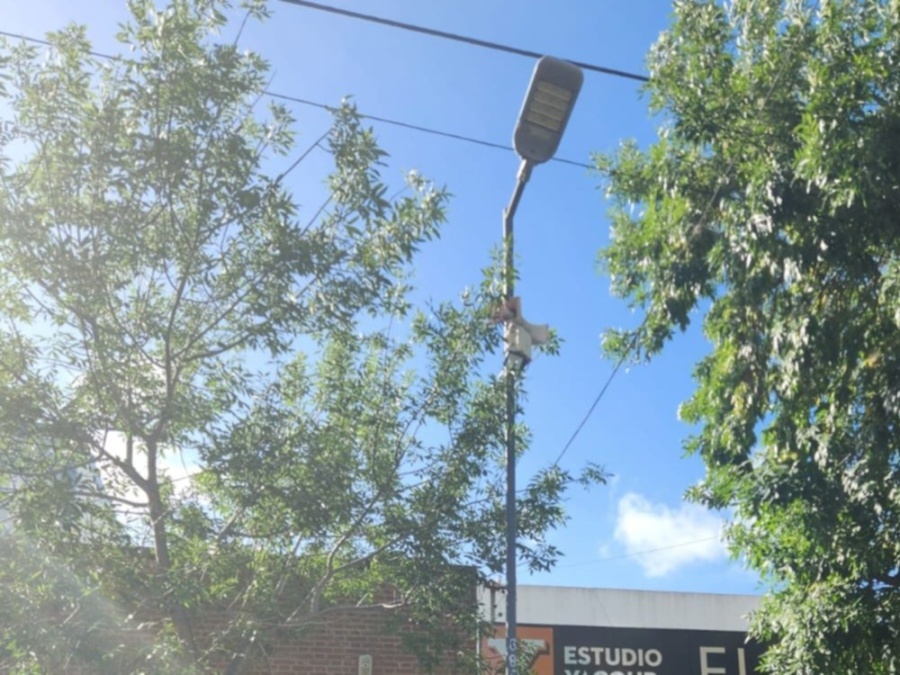 Vecinos reclaman por el arreglo de un poste de luz en 46 entre 15 y 16