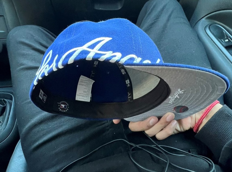 “Es increíble que todavía tenga tu olor”: Duki le regaló una gorra a un fan y después de un mes sigue con su aroma