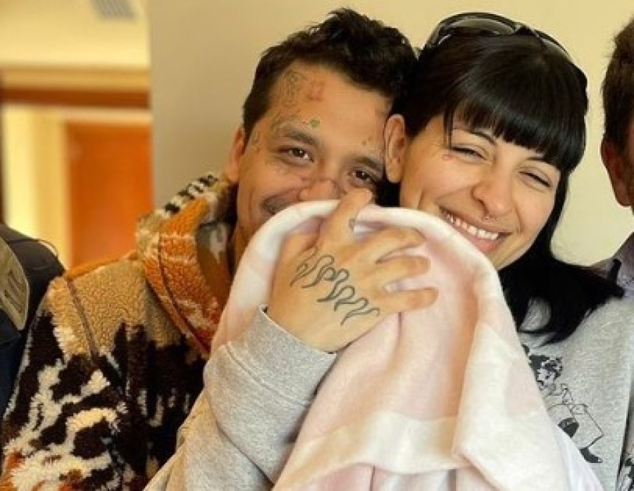 “Uno de los 100 regalos de la tía”: Cazzu compartió una tierna foto de su hija estrenando el obsequio de una famosa cantante