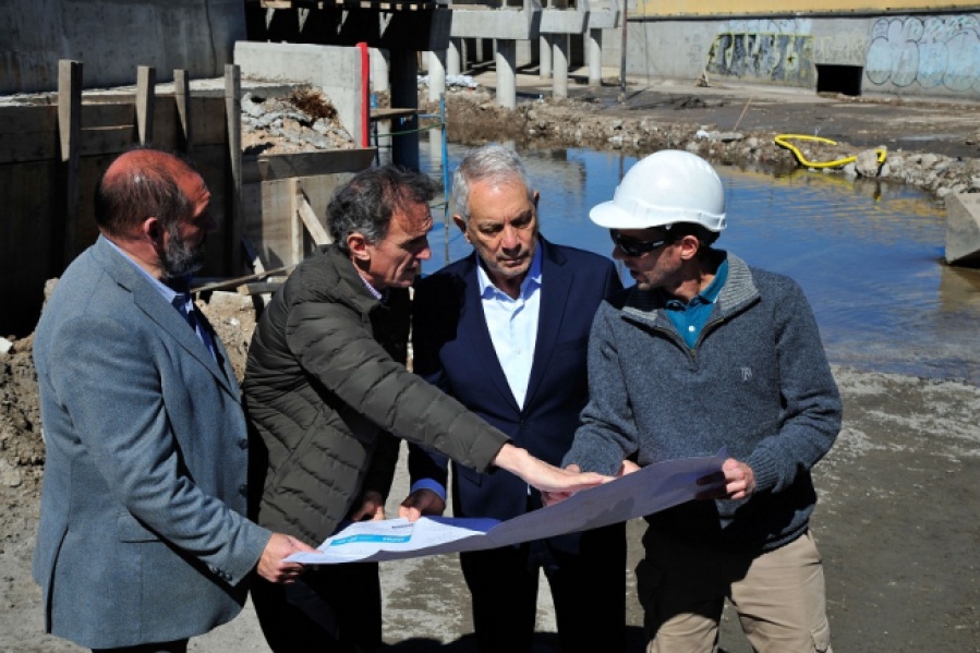 Katopodis supervisó las obras del puente sobre el Arroyo ”El Gato” en La Plata