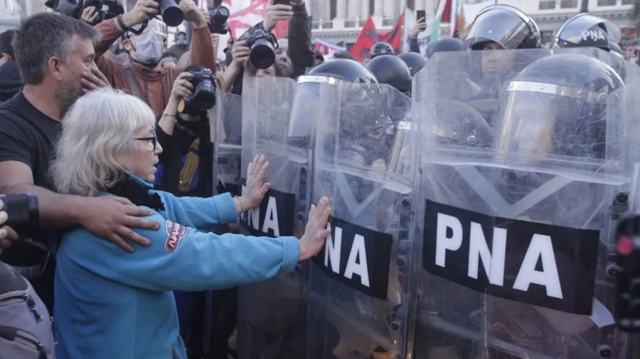 Balas de goma, gases y corridas: avanzaron contra los manifestantes en las afueras del Congreso tras confirmar el veto