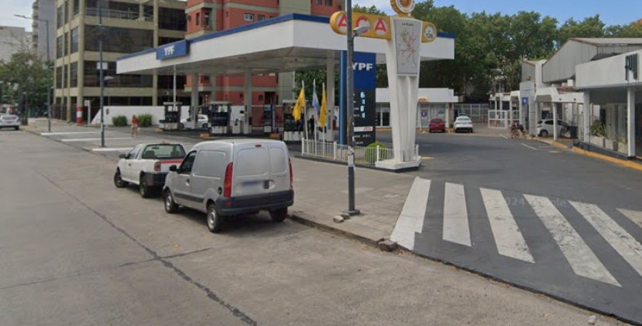 Misterio en La Plata: una urna funeraria apareció frente a un supermercado y nadie sabe de dónde salió